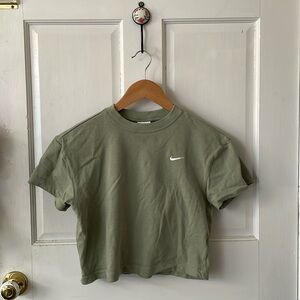 NIKE crop - NWOT